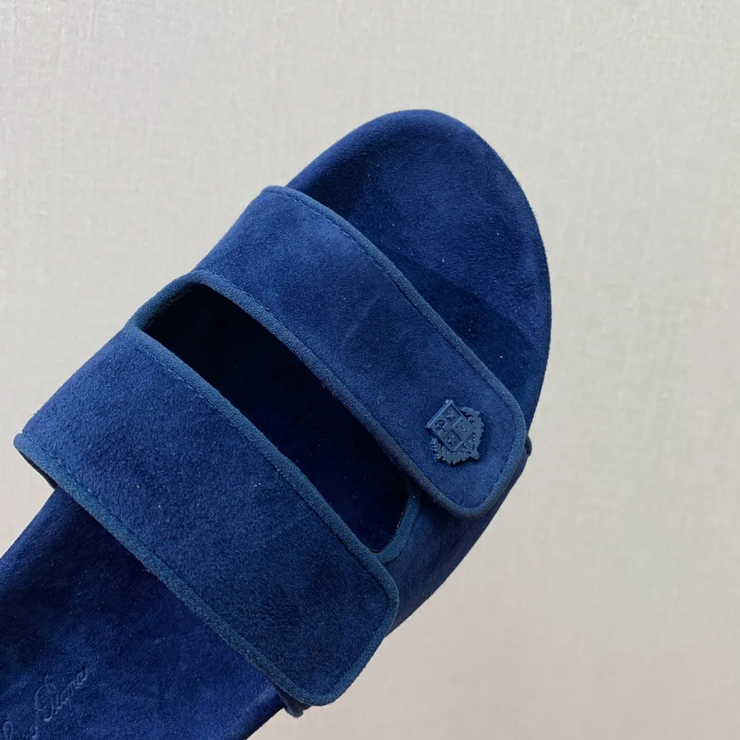 【LP】P:600💰 Size: 39-46 (45.46 can be customized) 【Loro Piana】LP men's slippers. Italian top cashmere is retro, elegant, low-key and luxurious. Both fashionable and practical, the leather is still of the highest quality in the entire network. The upper is silky and smooth. Wear-resistant and highly elastic beef tendon bottom. .